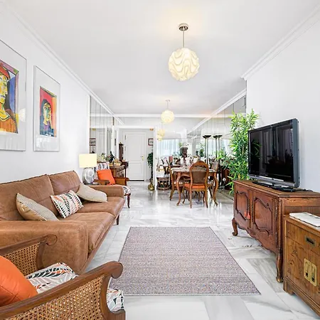 Immaculate 3-bed In Apartment *