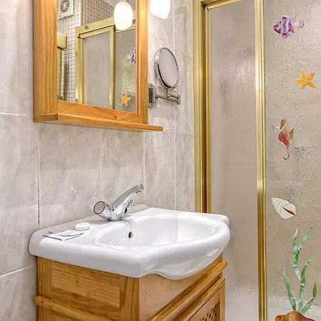 Immaculate 3-bed In Apartment *