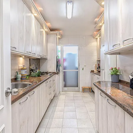 Immaculate 3-bed In Apartment *